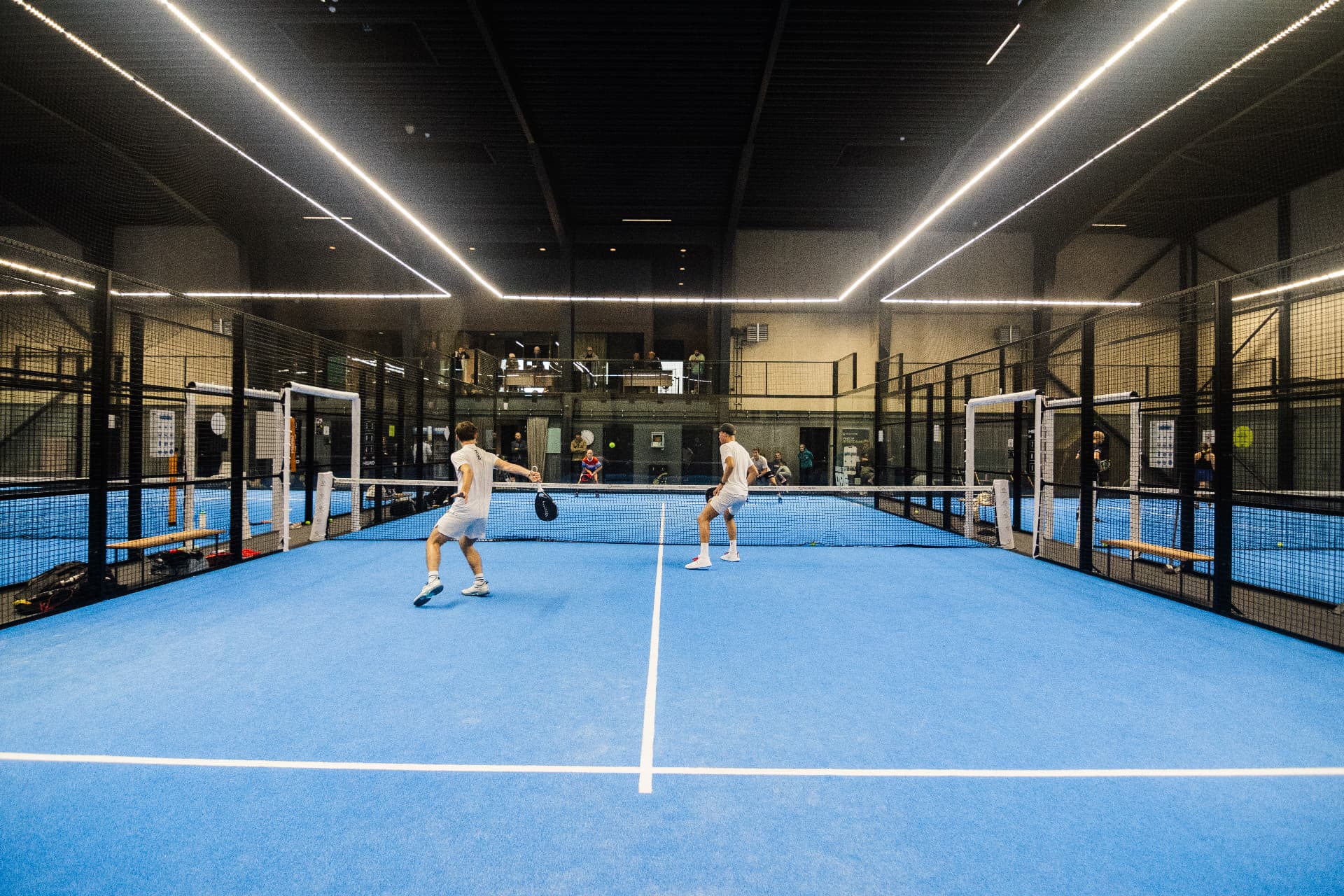 Spillere i kamp på padelbanen i Espergærde