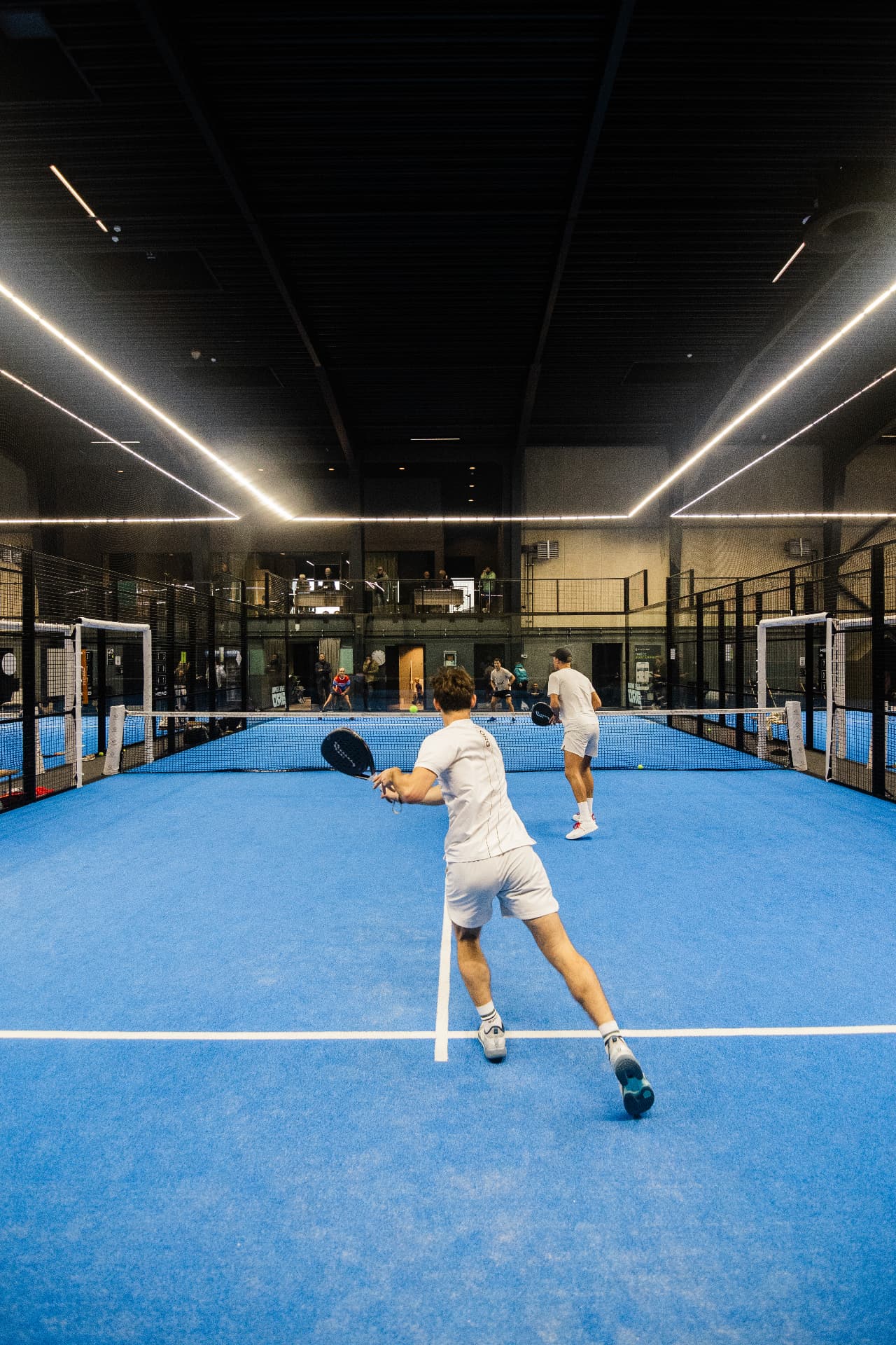 Doublekamp på den indendørs padelbane