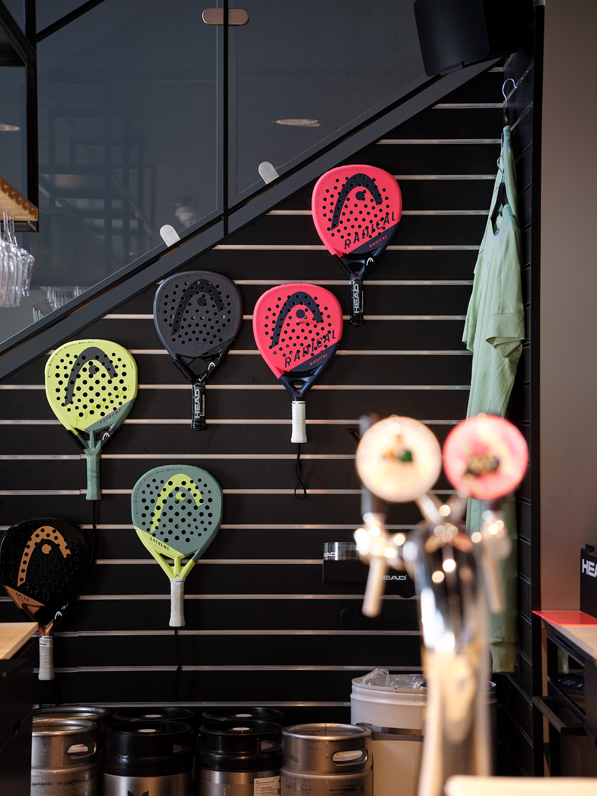 HEAD padel-ketslere og bar i The Padel Club Espergærde