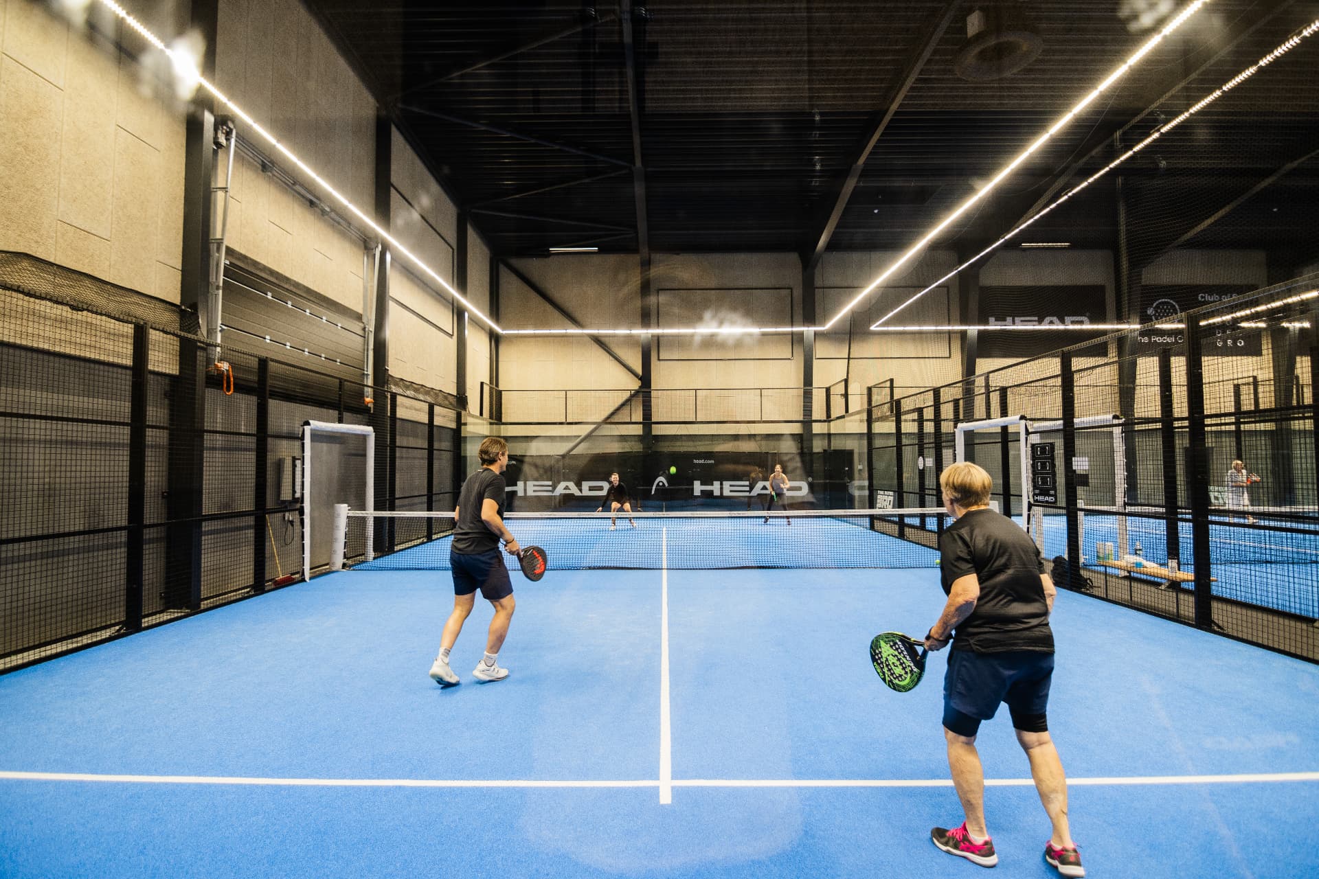Spillere i kamp på padelbanen i Espergærde