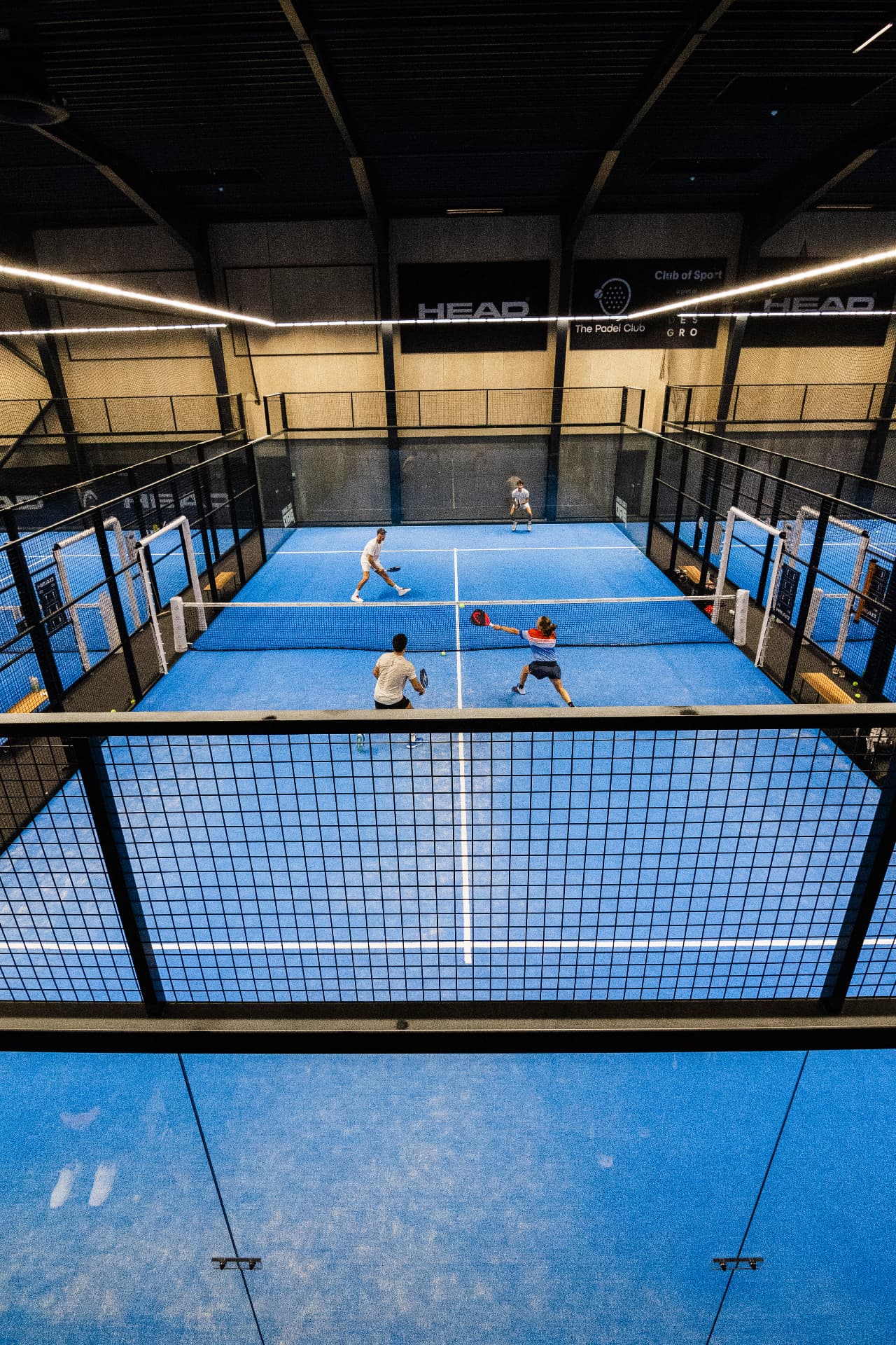 Overblik over padelbanerne fra balkonen