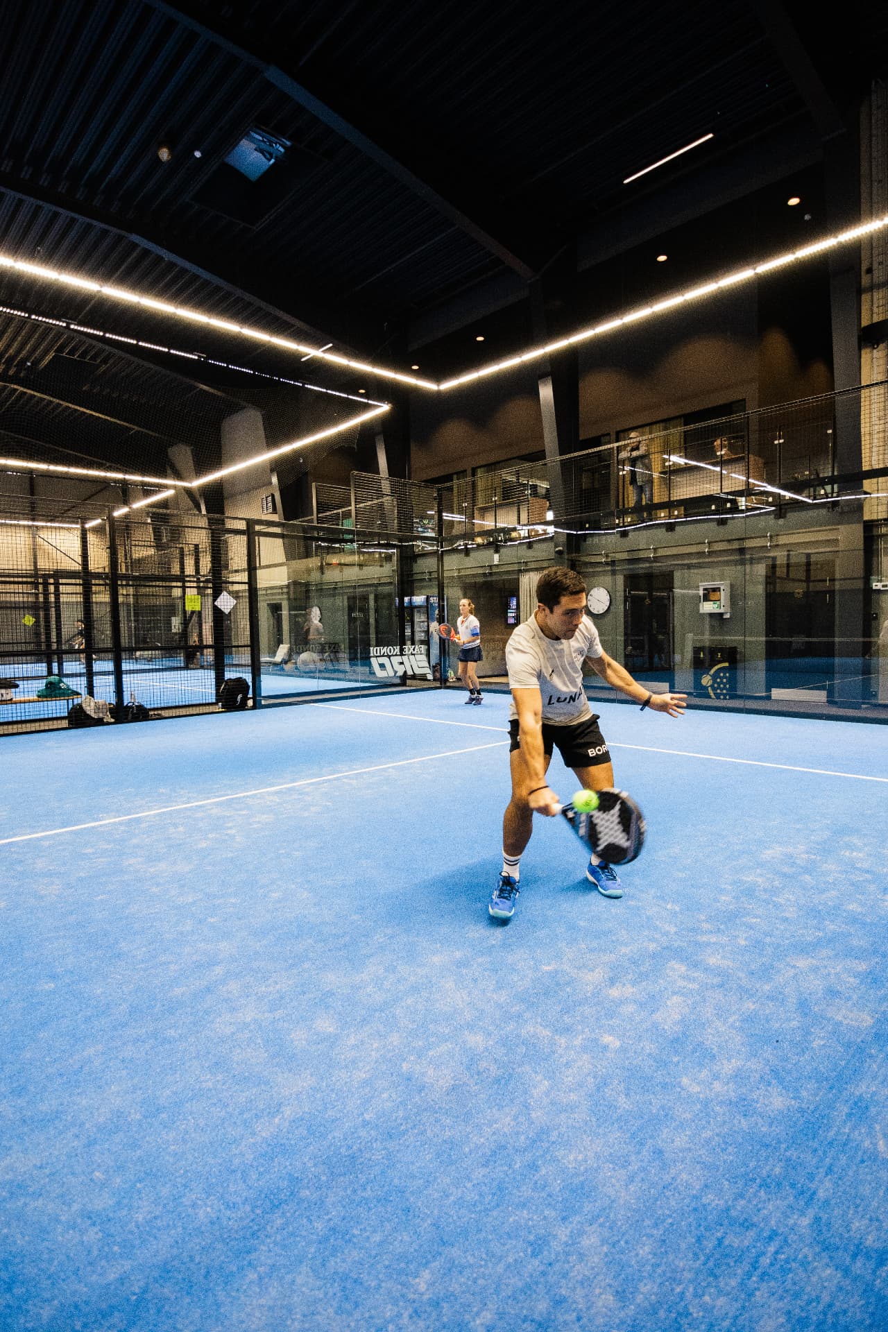 Spiller slår en volley på banen i Espergærde